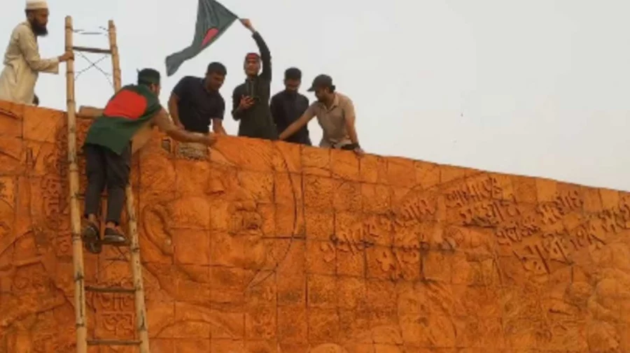 সোহরাওয়ার্দী উদ্যানে ৭ই মার্চের দেয়ালভাস্কর্যে ভাঙচুর